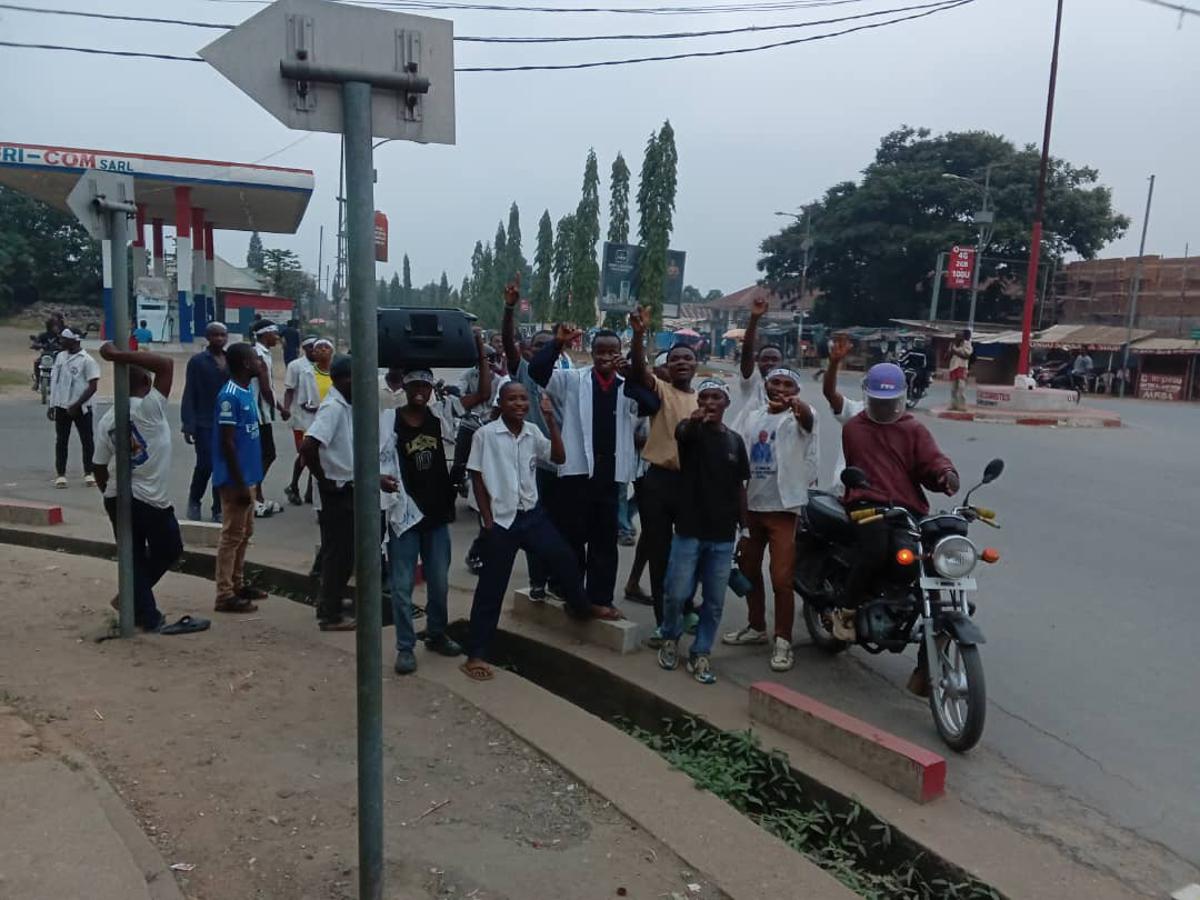 Examen d’État 2026 : les lauréats célèbrent dans les rues de Kindu