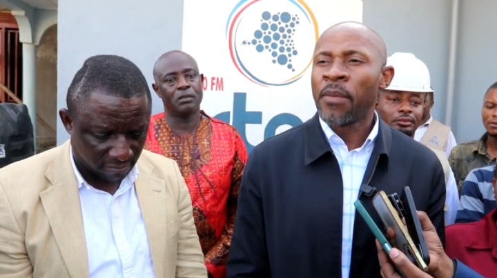 Ituri : Le Ministre Muyaya inspecte les travaux de la RTNC