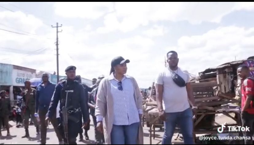 Lubumbashi : le maire Joyce Tunda lance une opération d’assainissement et d’évacuation des marchés de fortune sur l’avenue des araucarias