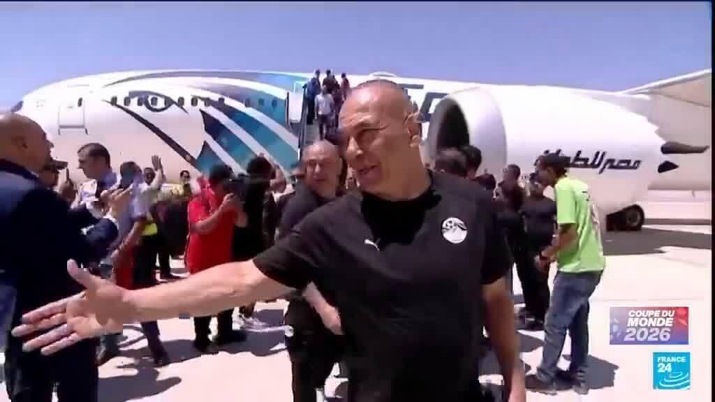Des supporters accueillent les Pharaons à leur retour au pays
